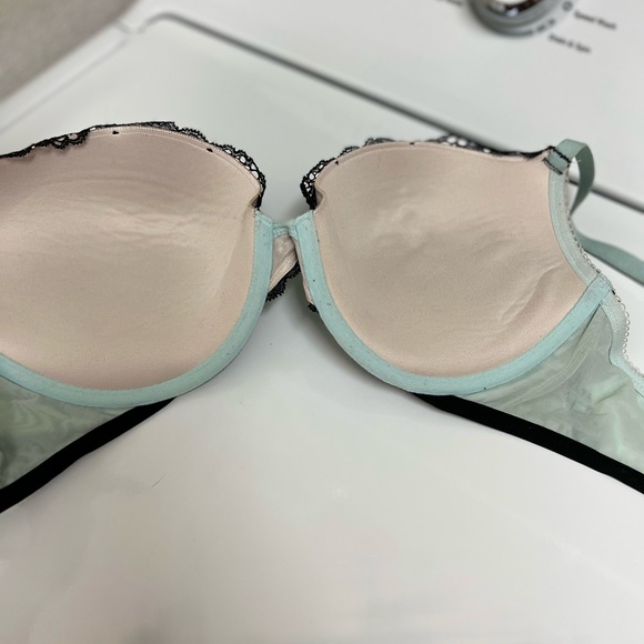 Victoria secret 34DD - Picture 3 of 3